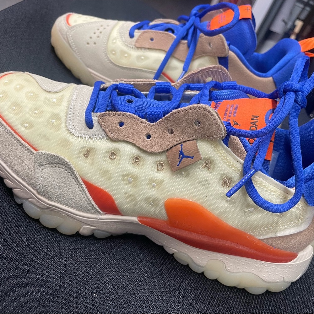 Brand new Jordan delta 2 womans 9US